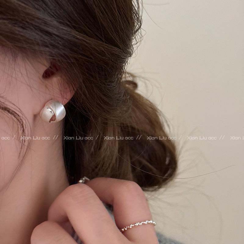 Винтажные серьги-пусеты серебристого цвета с матовой отделкой, стиль 2025: Уникальный дизайн класса люкс для женщин