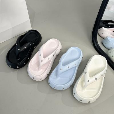 Крутые шлепанцы на толстой подошве, увеличивающие рост, нескользящая пляжная обувь, милые шлепанцы для ходьбы по грязи, женская уличная одежда, новые модели весна-осень 2025