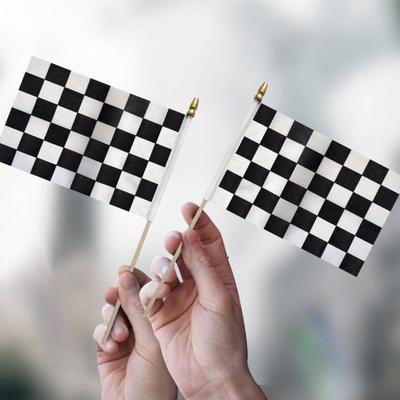Yousheng Клетчатые флаги на палочках 85 дюймов Черно-белый гоночный флаг на деревянной палочке Мини ручной флаг гоночного автомобиля для принадлежностей для вечеринок