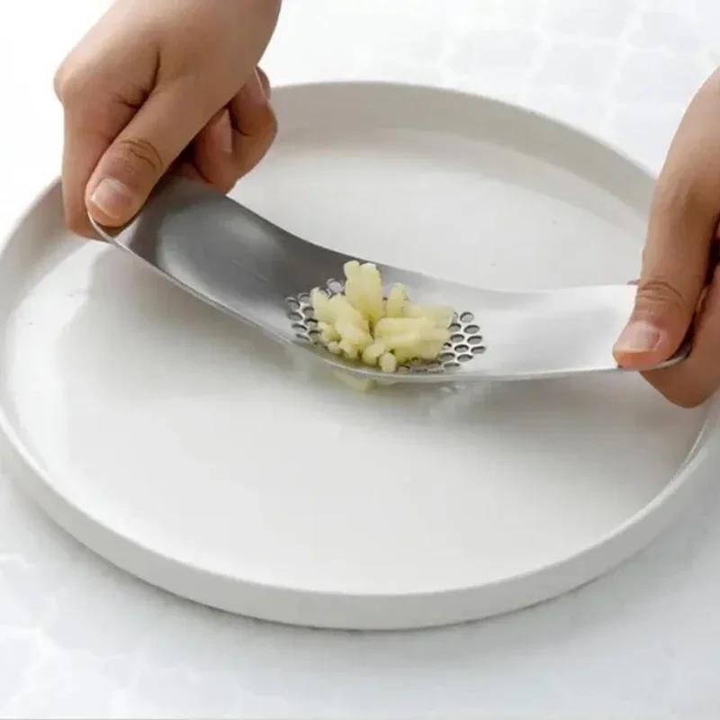 Kitchen Supplies Gadgets Stainless Steel Garlic Press Crusher Multifu Cooking Garlic Mincer Chopping Fruit Vegetable 3