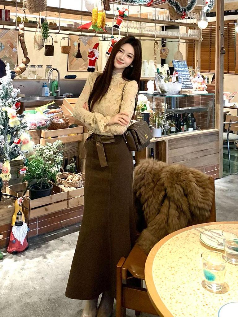 Элегантный кружевной топ в французском стиле с бархатной подкладкой и воротником-стойкой