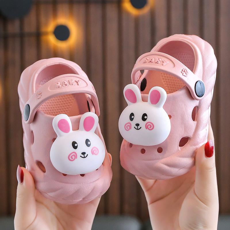 Children's summer cartoon clogs for boys and girls, suitable for indoor and outdoor wear, with a soft, non-slip sole and closed toe design