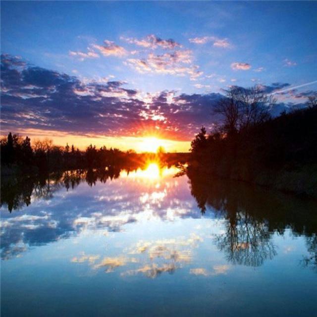 Алмазная мозайка. Яркие стразы, прочное водонепроницаемое полотно с нанесённным узором, эконологически чистый клей - всё это позволяет вам создать уникальный и неповторимый шедевр. Размер полотна и узор на выбор