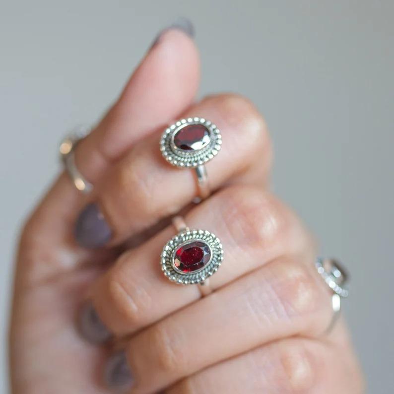 Кольцо ручной работы с драгоценным камнем овальной огранки с красным гранатом, богемное кольцо, штабелируемое кольцо, подарки для мамы, серебряное кольцо, кольцо с камнем