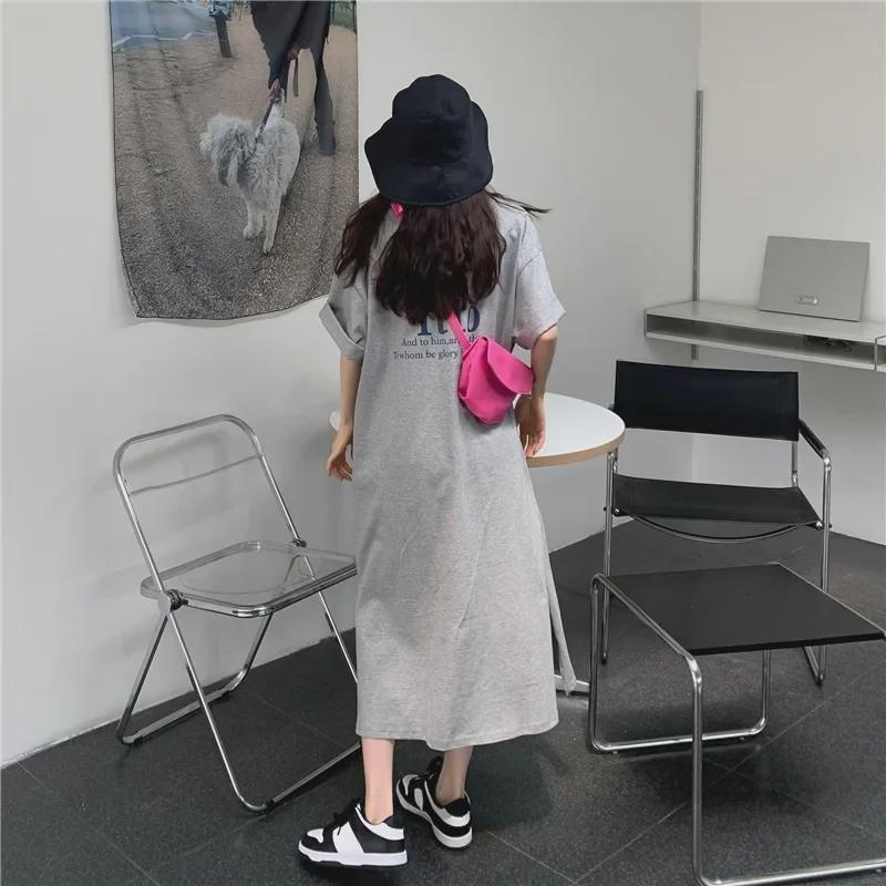 Женское летнее платье-футболка с разрезом и буквенным принтом размера плюс (2024)