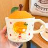 Милая керамическая оранжевая кружка с крышкой и ложкой