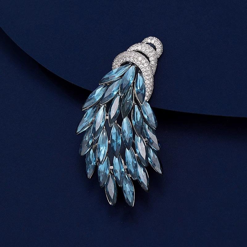 Высококлассная и элегантная женская хрустальная брошь в виде колоса пшеницы с ощущением легкой роскоши и высокого класса