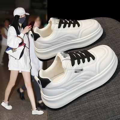 Спортивная и повседневная обувь на толстой подошве женская 2025 осень новая популярная универсальная мягкая подошва белые туфли хлеб на платформе