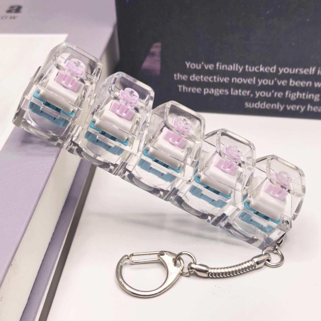 Брелок для ключей в виде бесшумной механической клавиатуры с 5,6 крестовыми переключателями и высокопрозрачными колпачками клавиш; Игрушка-антистресс.