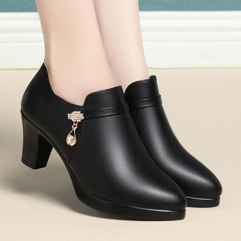 Удобные модные женские туфли на платформе из мягкой кожи с глубоким вырезом, осенние туфли на среднем каблуке для офисной мамы