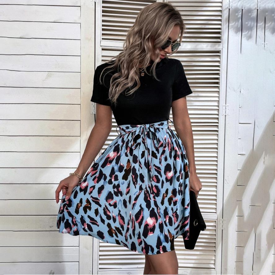 Летнее женское платье с леопардовым принтом в стиле пэчворк и бретельками