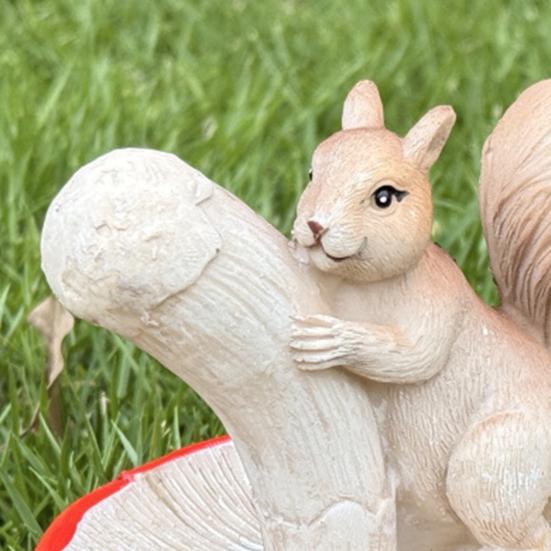 Squirrel Mushroom Statue Resin Squirrel Picking Mushroom Ornament Garden Squirrel