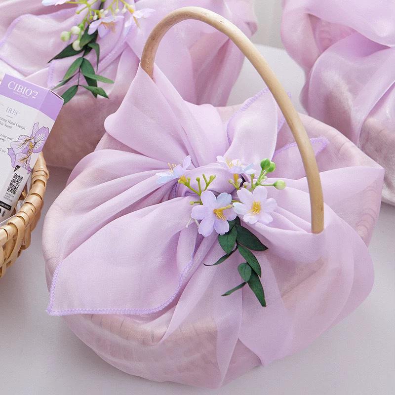 Подарок подружке невесты: Плетеная корзина из ткани ручной работы в свежем стиле