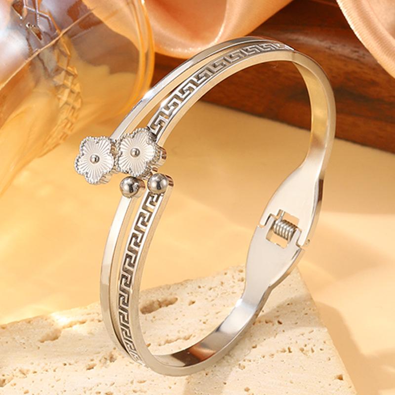 Five-leaf Flower Light Luxury Open-ended Women's Retro All-match Great Wall Pattern Bracelet