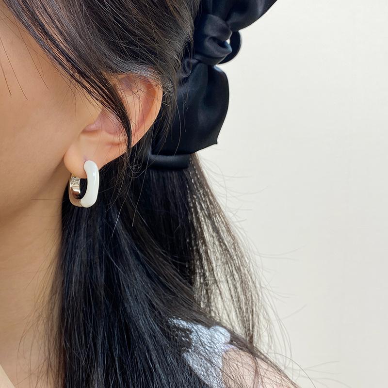 Металлические белые эмалированные серебряные простые серьги с пряжкой для ушей, нишевый дизайн, высококачественные универсальные серьги для женщин