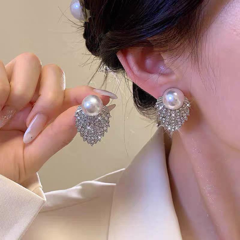 High-grade light luxury zircon mosquito coil disc ear clips without earholes Temperament Celebrity style pearl earrings Women's niche retro earrings