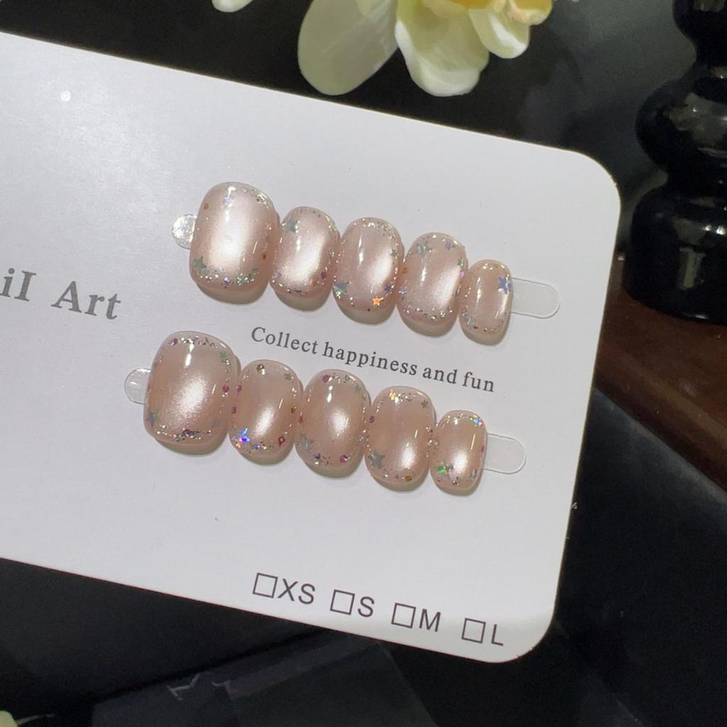 Ослепительное кольцо «Звезда»: Нежно-розовые ногти-накладки «кошачий глаз» с блестками-звездочками и девичьим сердечком