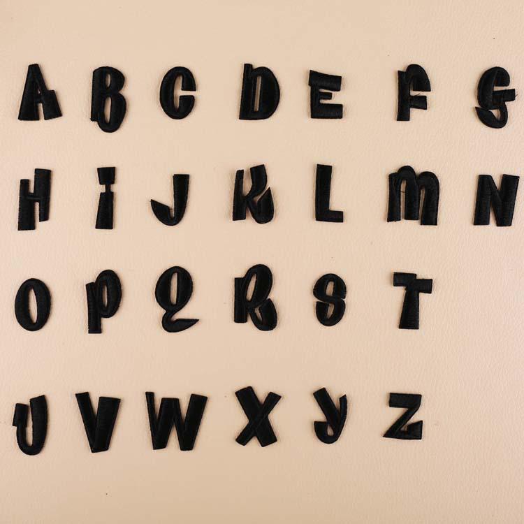 Розовая вышитая нашивка с буквами алфавита для украшения одежды