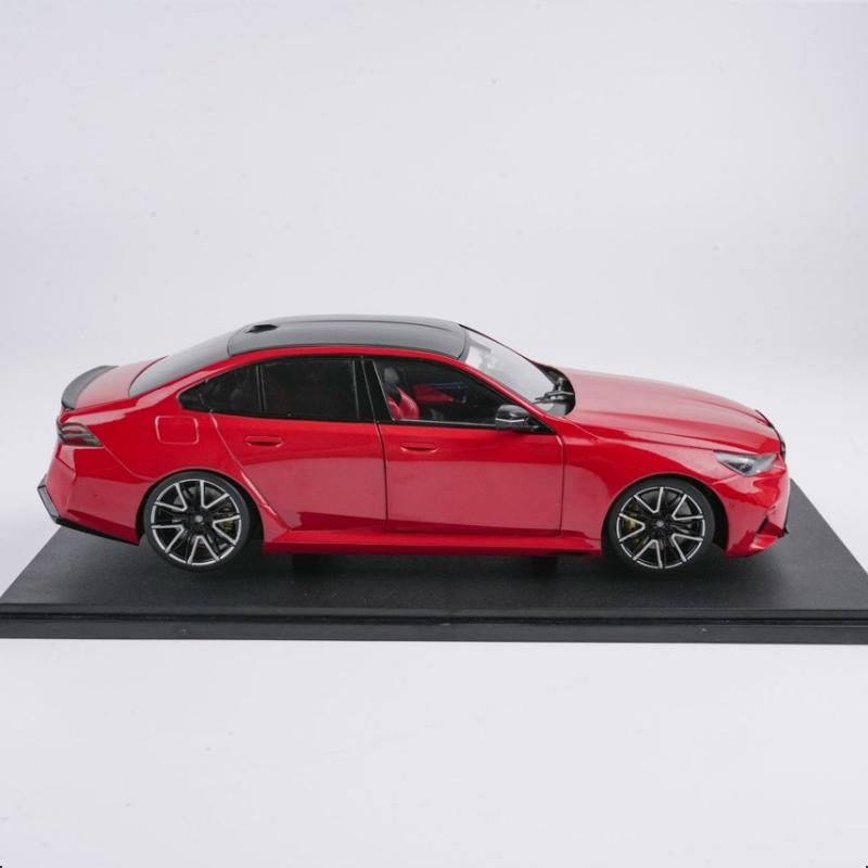 Bmw M5 G90 2025 Four-Door Sedan Simulation Alloy Car Model with Openable Doors and Display Base Solido 1:18 Die-Cast Metal Scale Static Miniature