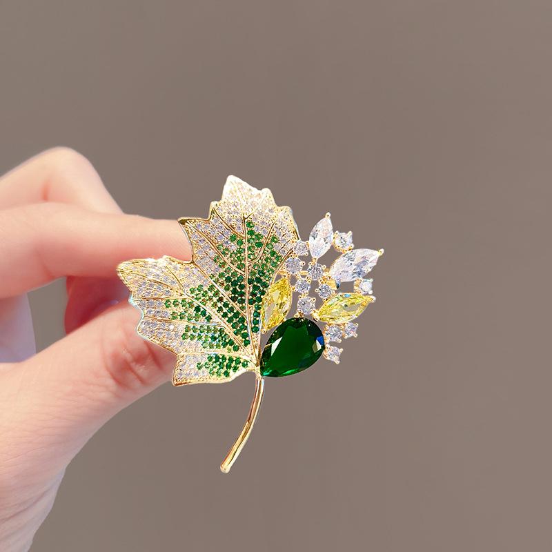 Exquisite Luxury Maple Leaves Brooch For Women Advanced Sense Rhinestone Corsage Suit Lapel Pins Clothing Accessories Gift