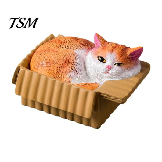 Miniature Cat in Box Mini Ornaments, Simulation Express Carton with Resin Kitten Figurines, Cute Lover Gift Idea Desktop Car Dashboard Decor, Healing