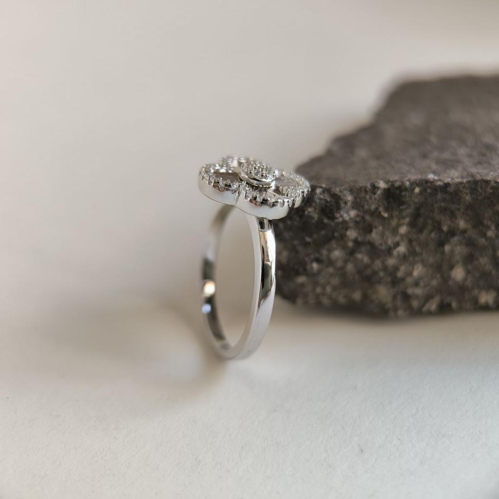 Серебряное кольцо с фианитами, вес изделия 4,94 гр (2182610)