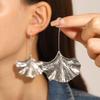 Преувеличенные индивидуальные модные длинные серьги с листьями гинкго и металлической текстурой для женщин
