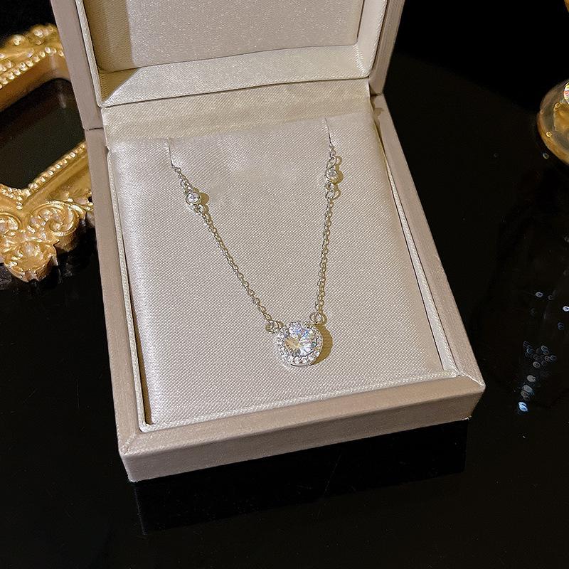 Butterfly Pearl Necklace for Women: High-End Titanium Steel Clavicle Chain Inspired by Internet Trends.