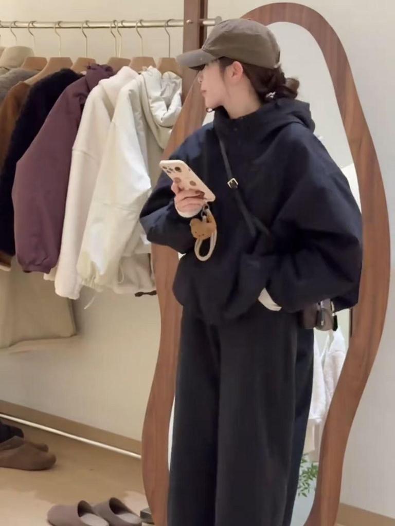 Женская уникальная куртка-ветровка с капюшоном - Стильный и свободный крой для весны и осени 2025.