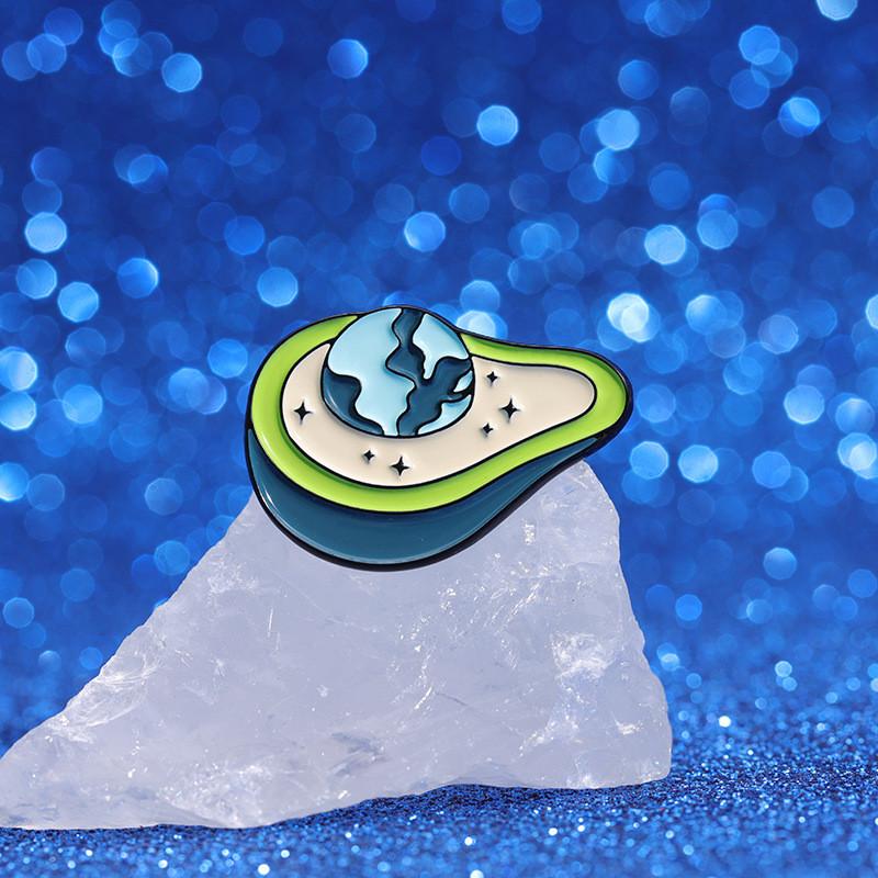 Восхитительная серия «Авокадо» Металлический значок «Кошка-астронавт» Забавная брошь в форме сердца для повседневной носки