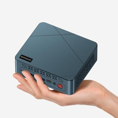 Мини-ПК BOSGAME E2 оснащен процессором AMD Ryzen 5 3501U, 8 ГБ оперативной памяти DDR4 и SSD NVMe объемом 256 ГБ. Он поддерживает до трех дисплеев и разрешение 4K 60 Гц. Включает 3 порта USB, 1 x