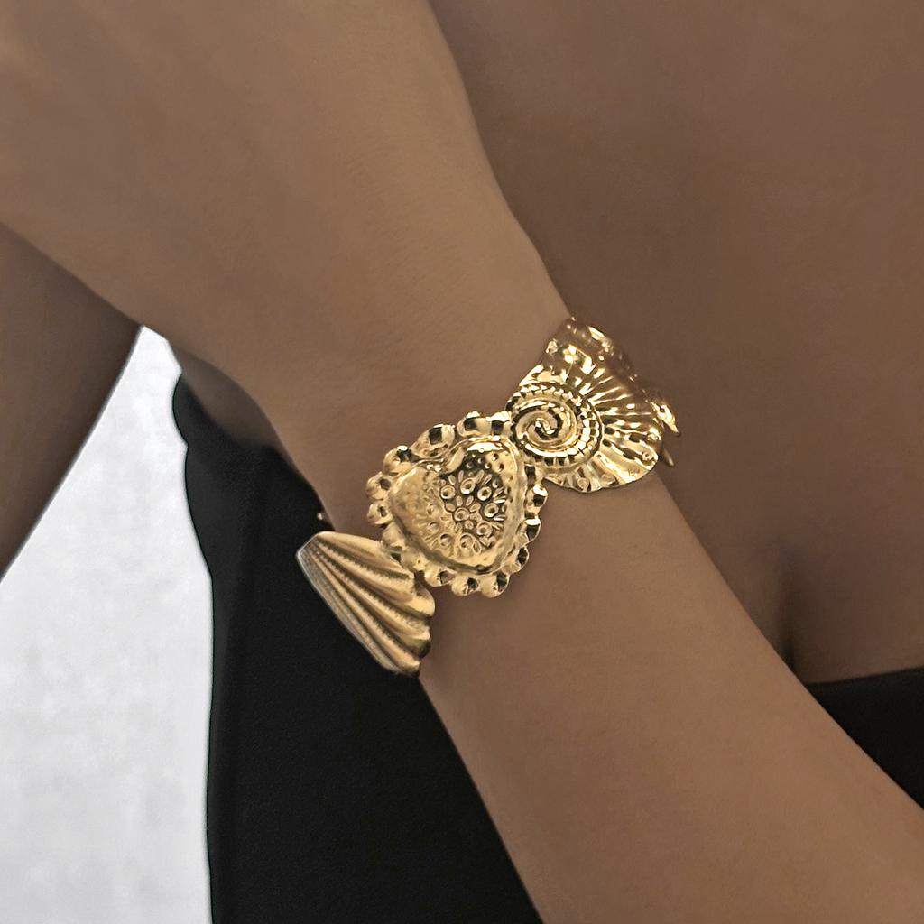 Stainless Steel Daisy Print Wide Cuff Bracelet for Women Bohemia Gold Color Shell Heart Bangles Friendship Jewelry Accessories