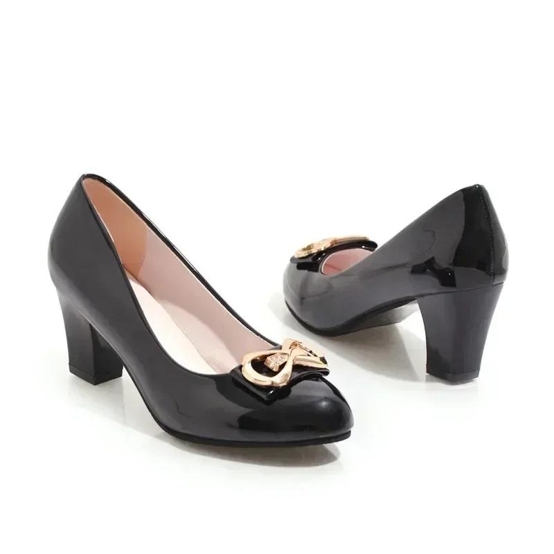 Мода 2024 года. Новые женские туфли. Базовые туфли без застежек. Универсальные туфли на высоком каблуке. Женские туфли с круглым носком и металлическим бантом. Толстые каблуки. Женские.