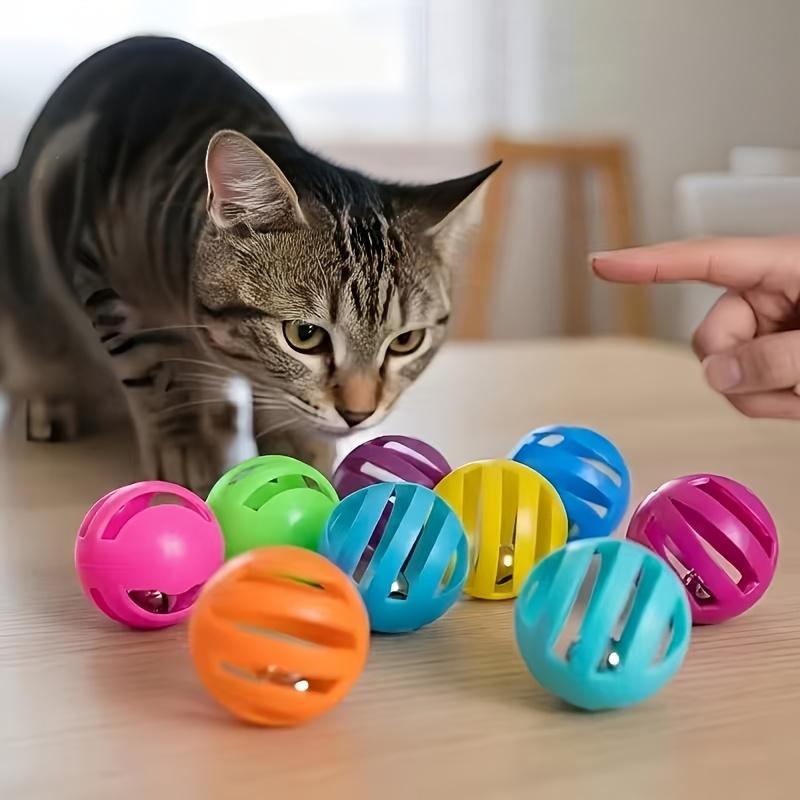 Игрушка для кошек Звенящий шарик - Полый пластиковый шар, подходит для игры в помещении, Многоцветный звенящий шарик с бубенчиками для погони и пинания