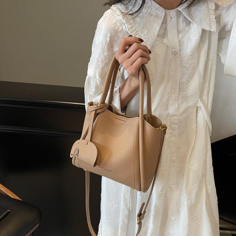Сумка большой вместимости женская весна-лето универсальная 2025 новая повседневная ретро сумка-мессенджер простая и популярная портативная сумка-ведро