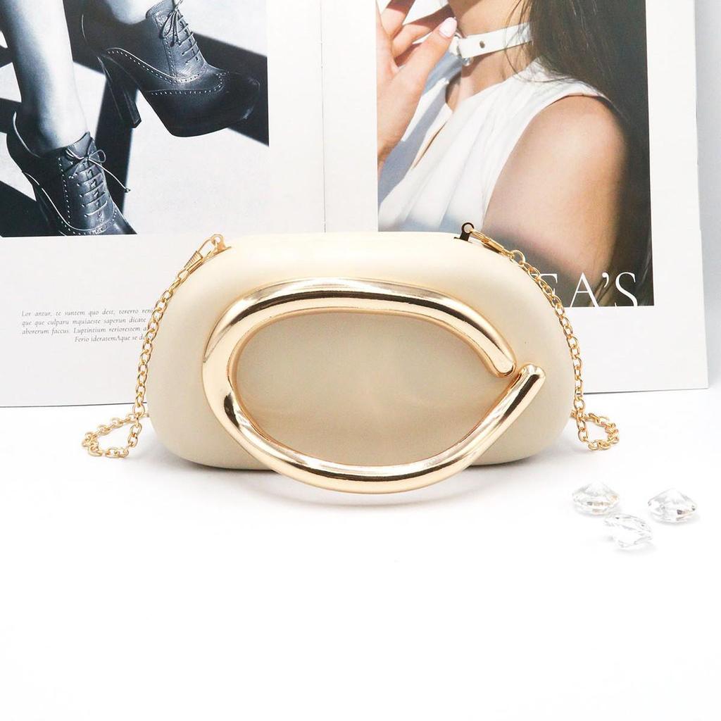 Вечерняя мини-сумочка в стиле ретро: Сумка через плечо с цепочкой и металлическим дизайном