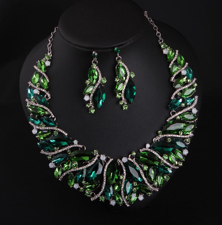 Комплект из ожерелья и сережек из хрусталя и стекла для банкета. Украшения для женщин. Аксессуары.