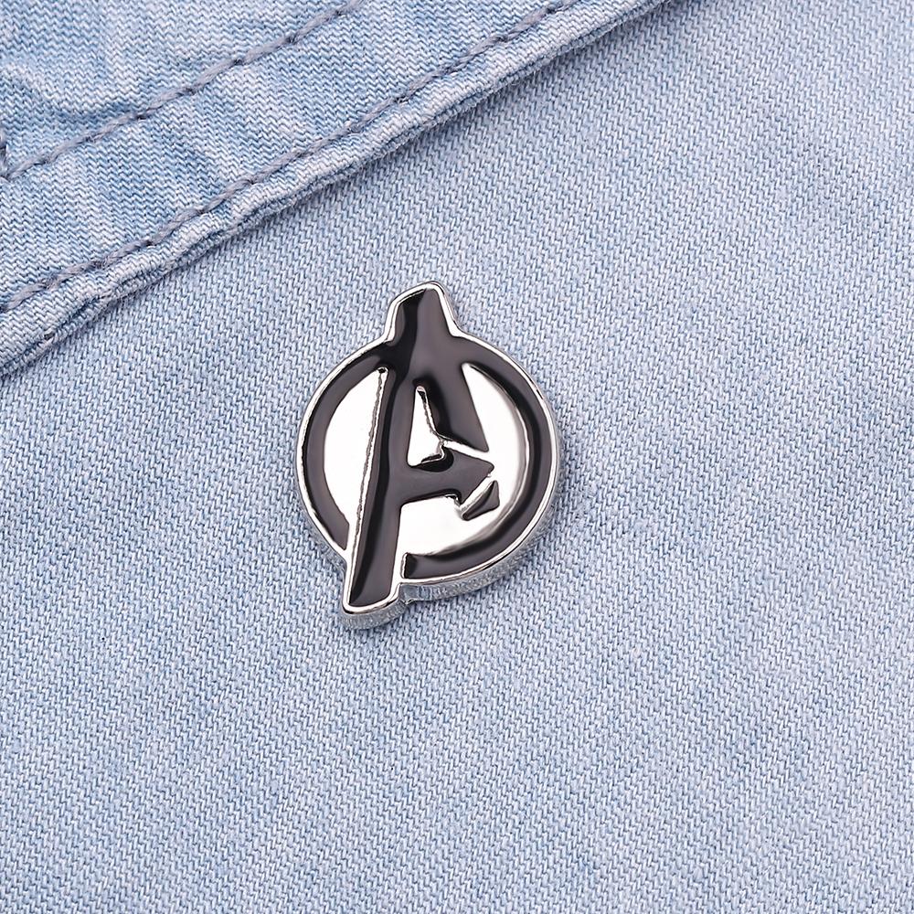 Брошь-значок с логотипом Мстителей из фильмов Marvel от Disney, эмалированный значок, модная металлическая булавка с буквой, для аксессуаров рюкзака