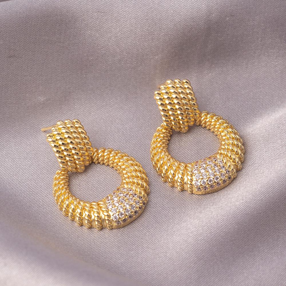 Серьги-иглы из серебра 925 пробы: Легкая роскошь, высококлассные пусеты и универсальный нишевый дизайн в виде колец для работы и стиля