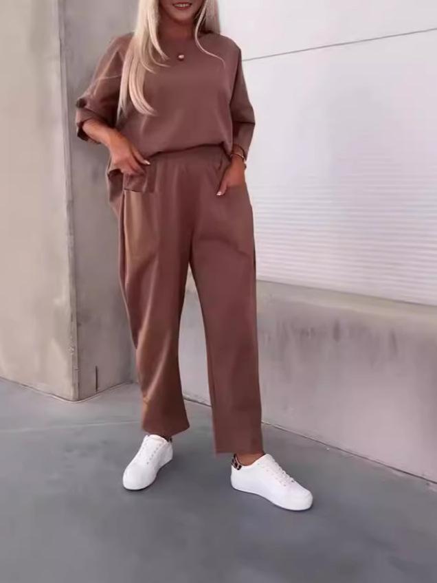 Женский осенний повседневный комплект из двух предметов 2024: Однотонный топ с круглым вырезом и укороченные брюки.