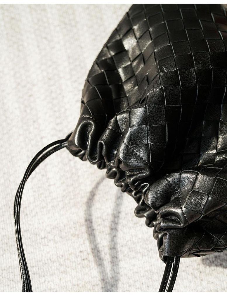 2024 Новая сумка через плечо BV Woven Sheepskin Cloud: Универсальный, модный и популярный стиль с завязками