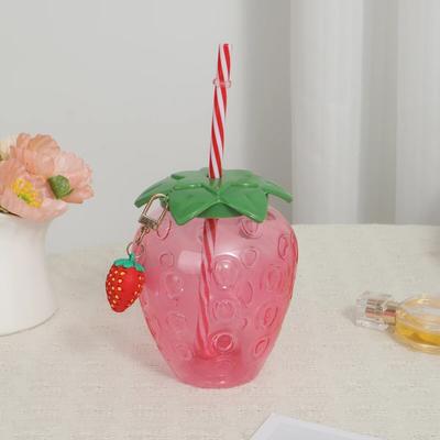 Чашка из соломки с красной клубникой и клубникой не может удерживать горячую воду.