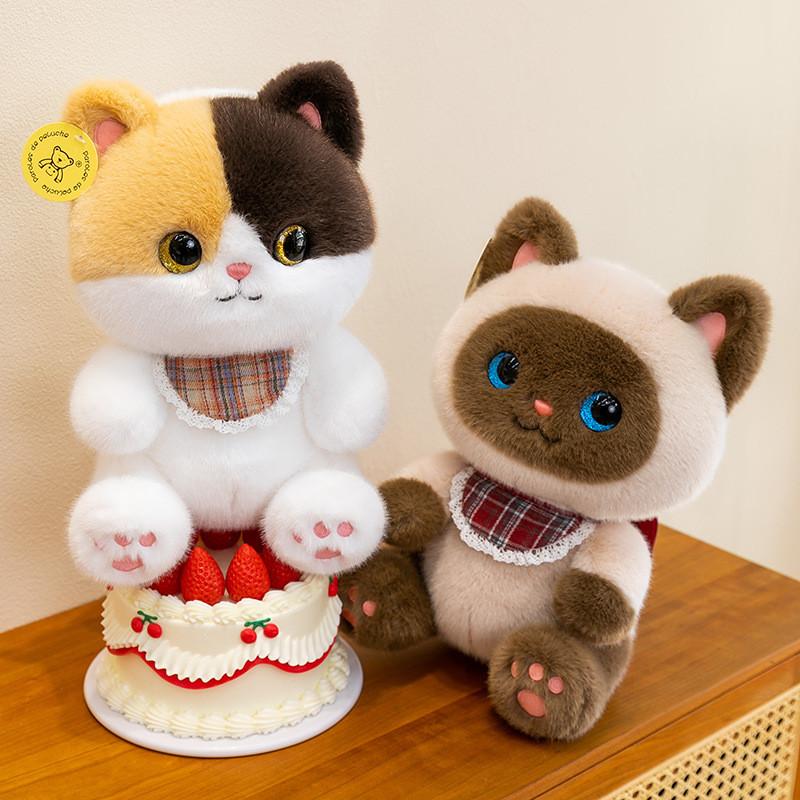 Плюшевая игрушка-кошка из мягкой коротковорсовой ткани. Идеально подходит для детей и взрослых.