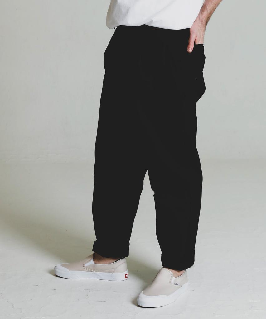 STAGE NAME One-Pleat Tapered Cotton Slacks_Black