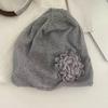 Новая вязаная шапка с цветком розы, шапка-клош с боковым цветком, сетчатая шапка-бини, подчеркивающая лицо, маленькая шапка-мешок для головы