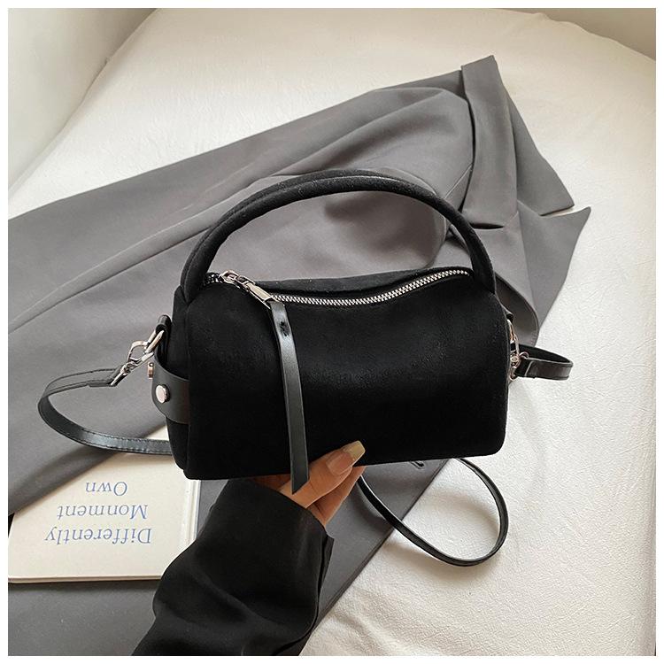 2025 New Retro Matte Handheld Pillow Bag Niche Casual Armpit Bag Temperament Commuter Shoulder Crossbody Bag for Women