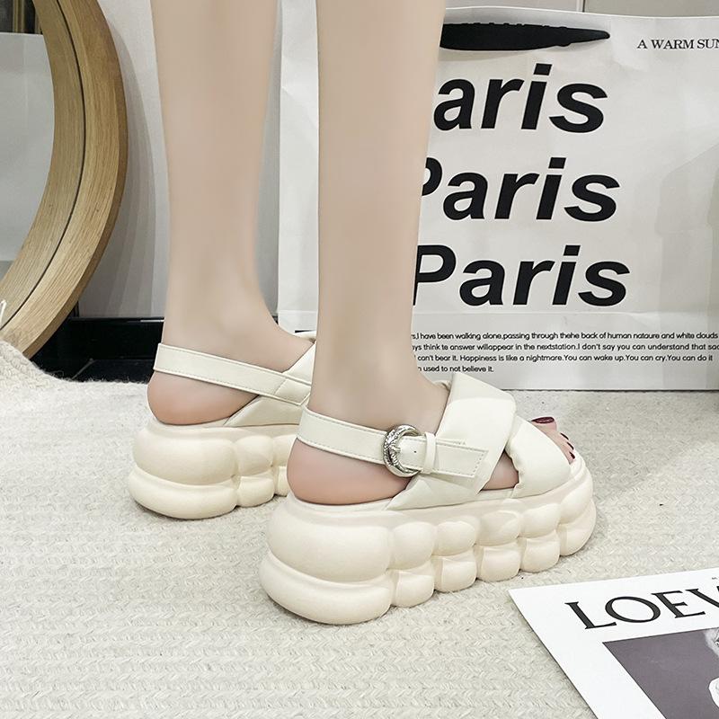 Наступать на дерьмо сандалии с открытым носком женские весна и лето 2025 новые универсальные с перекрестными ремешками 8 см толстая подошва римские пляжные туфли прилив