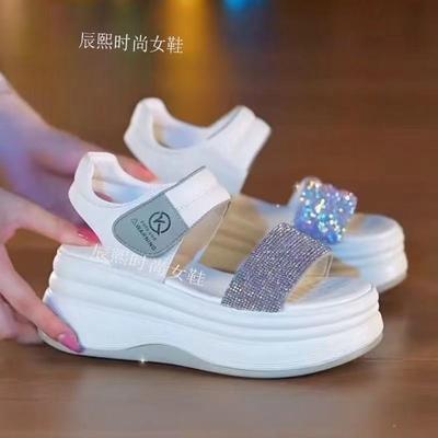 Сандалии на толстой подошве с внутренней платформой, увеличивающей рост, женские 2025 новые универсальные и стройнящие, маленькая 8-сантиметровая подошва-маффин, модные, универсальные и удобные