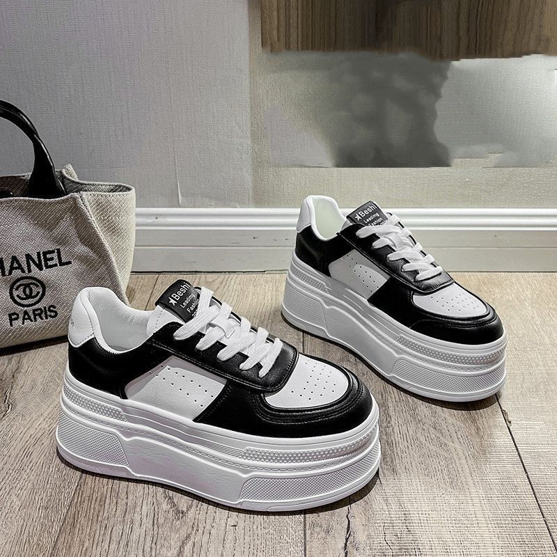 Маленькие белые туфли женские 2025 осень новая внутренняя высота увеличение толстая базовая обувь спорт и отдых маленькие популярные туфли на платформе-маффин