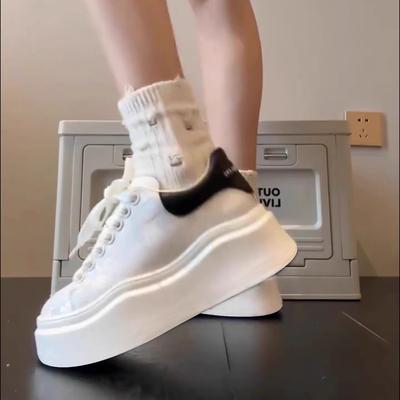 Платформенные белые женские туфли 2025 весна новые универсальные деревенский тренд увеличивающие рост маффин спортивные и повседневные кеды на доске внутри обуви